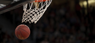 天津男篮球员在CBA赛场运球突破